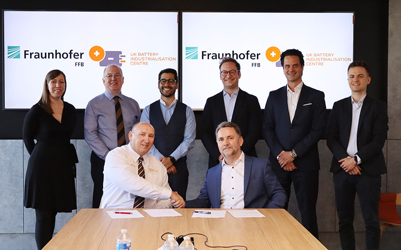 Fraunhofer FFB Institutsleiter Prof. Jens Tübke und Mitglieder der FFB sowie UKBIC