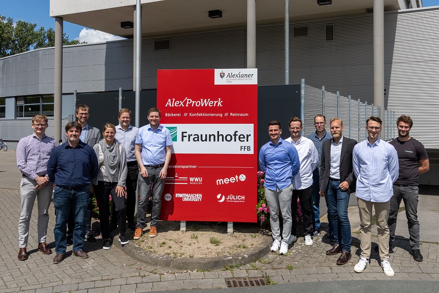 Mitglieder der Fraunhofer FFB und Alexianer vor dem FFB Workspace in den Gebäuden des Alexianer ProWerk